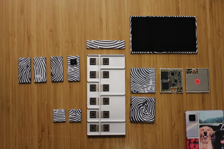 Google displays the modules of the Project Ara prototype.