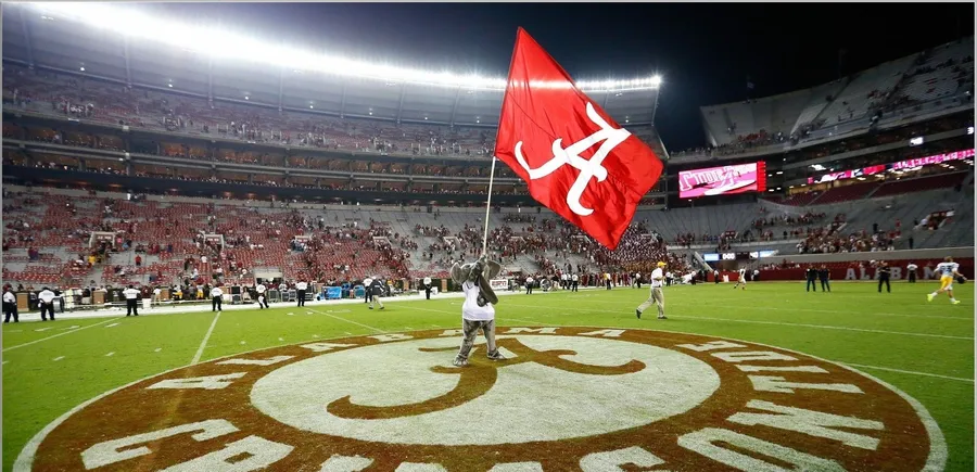 Credit : tunzhinova
https://wallpapers.com/wallpapers/alabama-football-tgdphgtsrfb6ldfr.html
