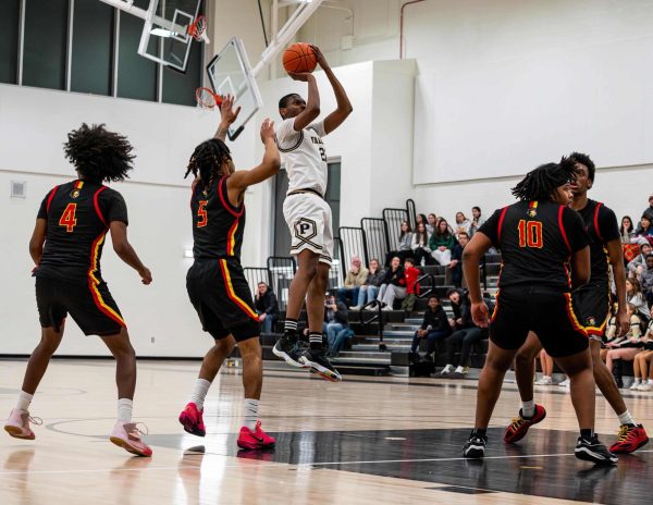Emmaneul Chukwurah shooting a basketball